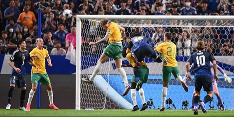 Harry Souttar dalam laga antara Timnas Jepang Vs Timnas Australia di putaran ketiga Kualifikasi Piala Dunia 2026 di Stadion Saitama 2002, Selasa (15/10/2024). (AFP/Phillip Fong)