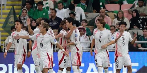 Para pemain Jepang melakukan selebrasi setelah gol pertama mereka selama pertandingan kualifikasi Asia Piala Dunia FIFA 2026 antara Arab Saudi dan Jepang di King Abdullah Sports City di Je