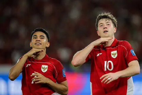 Dua pemain Oxford United andalan Timnas Indonesia, Marselino Ferdinan dan Ole Romeny, merayakan gol yang dicetak ke gawang Bahrain dalam laga Kualifikasi Piala Dunia 2026 zona Asia di Stad