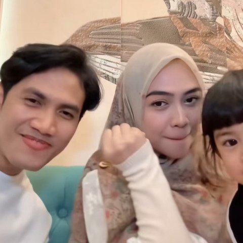 Mengenai hubungan dengan Evan, Ricis kembali menekankan bahwa segalanya masih dalam tahap awal. Ia meminta doa agar segalanya berjalan baik.