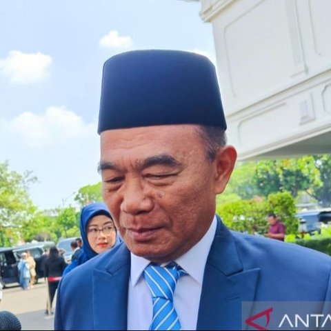 Rapat Umum Pemegang Saham Tahunan (RUPST) PT Bank Syariah Indonesia Tbk (BSI) menghasilkan perubahan signifikan dalam susunan direksi dan komisaris, dengan Muhadjir Effendy sebagai Komisaris Utama dan Anggoro Eko Cahyo sebagai Direktur Utama.