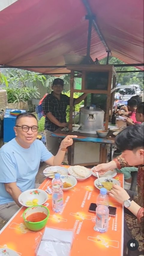 Menantu Helmy Yahya WN Korea Makan Soto, Habis Empat Piring Nasi Pas Bayar Kaget