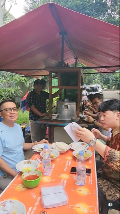 Menantu Helmy Yahya WN Korea Makan Soto, Habis Empat Piring Nasi Pas Bayar Kaget