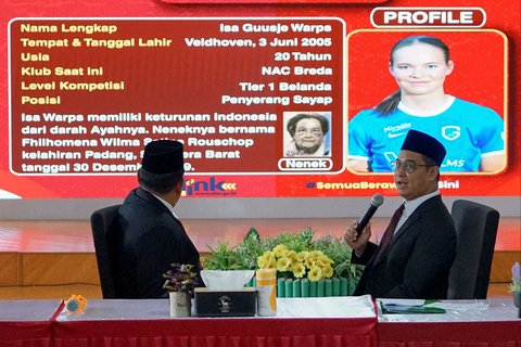 Direktur Jenderal Administrasi Hukum Umum (Dirjen AHU) Widodo (kanan) memperlihatkan profil Isa Guusje Warps saat konferensi pers naturalisasi empat atlet sepak bola wanita di Kantor Kementerian Hukum, Jakarta, Selasa (10/6/2025). Dalam konferensi pers tersebut Dirjen AHU Widodo menyatakan empat pesepak bola wanita naturalisasi asal Belanda, Emily Julia Frederica Nahon, Felicia Victoria de Zeeuw, Isa Guusje Warps, Iris Joska de Rouw, resmi menjadi Warga Negara Indonesia (WNI) setelah pengucapan sumpah dan janji setia.