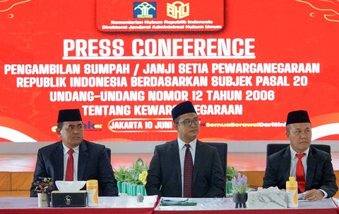 Direktur Jenderal Administrasi Hukum Umum (Dirjen AHU) Widodo memberikan keterangan saat konferensi pers naturalisasi empat atlet sepak bola wanita di Kantor Kementerian Hukum, Jakarta, Selasa (10/6/2025). Dalam konferensi pers tersebut Dirjen AHU Widodo menyatakan empat pesepak bola wanita naturalisasi asal Belanda, Emily Julia Frederica Nahon, Felicia Victoria de Zeeuw, Isa Guusje Warps, Iris Joska de Rouw, resmi menjadi Warga Negara Indonesia (WNI) setelah pengucapan sumpah dan janji setia.