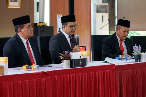 Direktur Jenderal Administrasi Hukum Umum (Dirjen AHU) Widodo memberikan keterangan saat konferensi pers naturalisasi empat atlet sepak bola wanita di Kantor Kementerian Hukum, Jakarta, Selasa (10/6/2025). Dalam konferensi pers tersebut Dirjen AHU Widodo menyatakan empat pesepak bola wanita naturalisasi asal Belanda, Emily Julia Frederica Nahon, Felicia Victoria de Zeeuw, Isa Guusje Warps, Iris Joska de Rouw, resmi menjadi Warga Negara Indonesia (WNI) setelah pengucapan sumpah dan janji setia.