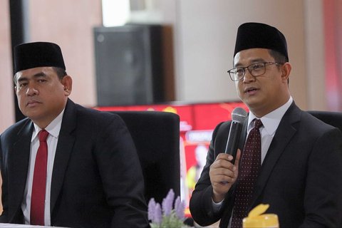 Direktur Jenderal Administrasi Hukum Umum (Dirjen AHU) Widodo memberikan keterangan saat konferensi pers naturalisasi empat atlet sepak bola wanita di Kantor Kementerian Hukum, Jakarta, Selasa (10/6/2025). Dalam konferensi pers tersebut Dirjen AHU Widodo menyatakan empat pesepak bola wanita naturalisasi asal Belanda, Emily Julia Frederica Nahon, Felicia Victoria de Zeeuw, Isa Guusje Warps, Iris Joska de Rouw, resmi menjadi Warga Negara Indonesia (WNI) setelah pengucapan sumpah dan janji setia.