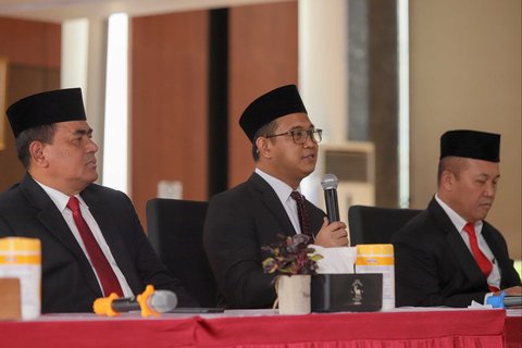 Direktur Jenderal Administrasi Hukum Umum (Dirjen AHU) Widodo memberikan keterangan saat konferensi pers naturalisasi empat atlet sepak bola wanita di Kantor Kementerian Hukum, Jakarta, Selasa (10/6/2025). Dalam konferensi pers tersebut Dirjen AHU Widodo menyatakan empat pesepak bola wanita naturalisasi asal Belanda, Emily Julia Frederica Nahon, Felicia Victoria de Zeeuw, Isa Guusje Warps, Iris Joska de Rouw, resmi menjadi Warga Negara Indonesia (WNI) setelah pengucapan sumpah dan janji setia.