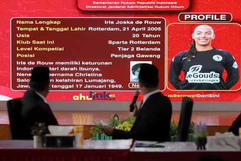 Direktur Jenderal Administrasi Hukum Umum (Dirjen AHU) Widodo (kanan) memperlihatkan profil Iris Joska de Rouw saat konferensi pers naturalisasi empat atlet sepak bola wanita di Kantor Kementerian Hukum, Jakarta, Selasa (10/6/2025). Dalam konferensi pers tersebut Dirjen AHU Widodo menyatakan empat pesepak bola wanita naturalisasi asal Belanda, Emily Julia Frederica Nahon, Felicia Victoria de Zeeuw, Isa Guusje Warps, Iris Joska de Rouw, resmi menjadi Warga Negara Indonesia (WNI) setelah pengucapan sumpah dan janji setia.