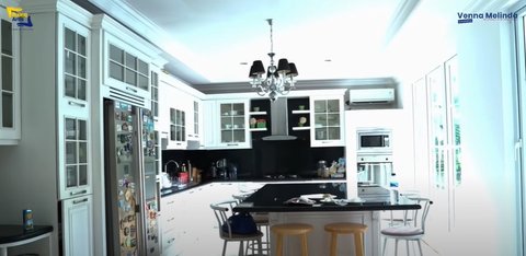 5 Potret Dapur Diah Permatasari yang Elegan dan Mewah, Desain Klasik & Semua Perabotan Tertata Apik