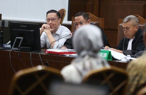Terdakwa eks Menteri Perdagangan, Thomas Lembong atau Tom Lembong, mendengarkan keterangan saksi dari pihak Jaksa Penuntut Umum saat sidang dugaan korupsi importasi gula di Pengadilan Tindak Pidana Korupsi (Tipikor) Jakarta, Selasa (10/06/2025).