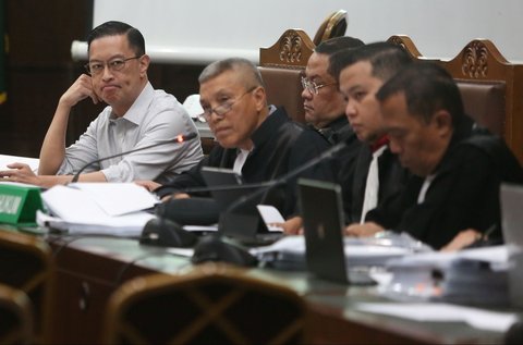 Terdakwa eks Menteri Perdagangan, Thomas Lembong atau Tom Lembong mendengarkan keterangan saksi dari pihak Jaksa Penuntut Umum saat sidang dugaan korupsi importasi gula di Pengadilan Tindak Pidana Korupsi (Tipikor) Jakarta, Selasa (10/06/2025).