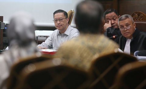 Terdakwa eks Menteri Perdagangan, Thomas Lembong atau Tom Lembong mendengarkan keterangan saksi dari pihak Jaksa Penuntut Umum saat sidang dugaan korupsi importasi gula di Pengadilan Tindak Pidana Korupsi (Tipikor) Jakarta, Selasa (10/06/2025).