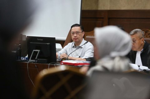 Terdakwa eks Menteri Perdagangan, Thomas Lembong atau Tom Lembong mendengarkan keterangan saksi dari pihak Jaksa Penuntut Umum saat sidang dugaan korupsi importasi gula di Pengadilan Tindak Pidana Korupsi (Tipikor) Jakarta, Selasa (10/06/2025).