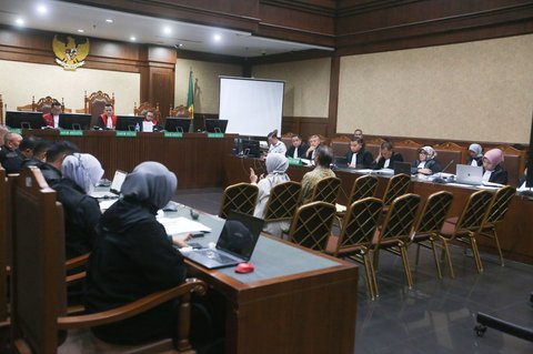 Terdakwa eks Menteri Perdagangan, Thomas Lembong atau Tom Lembong mendengarkan keterangan saksi dari pihak Jaksa Penuntut Umum saat sidang dugaan korupsi importasi gula di Pengadilan Tindak Pidana Korupsi (Tipikor) Jakarta, Selasa (10/06/2025).