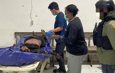Petugas mengidentifikasi jasad anggota KKB