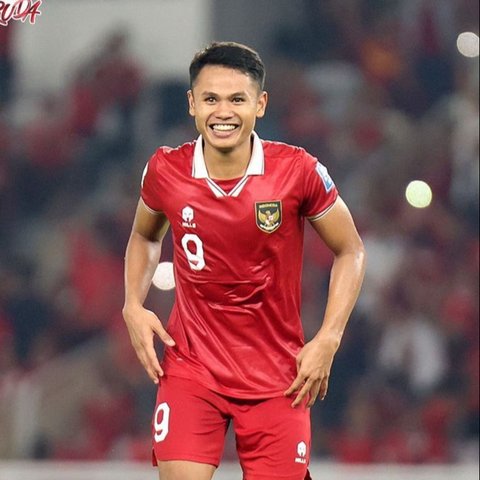 Dimas Drajad jadi sorotan usai mencetak tiga gol untuk Timnas Indonesia. Di luar kesibukannya, ia paling suka menghabiskan waktu besama anak istri.