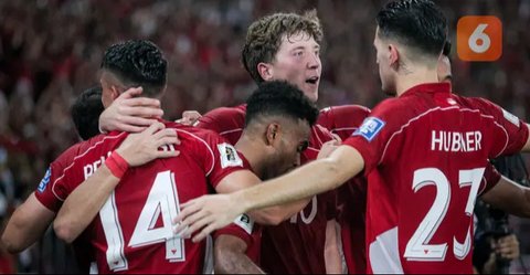 Para pemain Timnas Indonesia merayakan gol yang dicetak Ole Lennard Romeny ke gawang China dalam laga Kualifikasi Piala Dunia 2026 zona Asia di Stadion Utama Gelora Bung Karno (SUGBK) Sena
