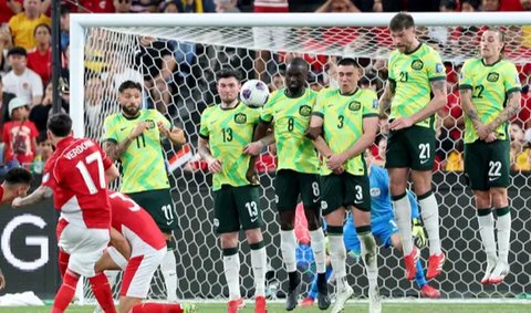 Gelandang Timnas Indonesia, Thom Haye mendapatkan pengawalan ketat dari gelandang Jepang, Daichi Kamada dalam laga Grup C Putaran Ketiga Piala Dunia 2026 di Stadion Utama Gelora Bung Karno, J