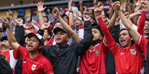 Para suporter Timnas Indonesia memberikan dukungan kepada timnya dalam laga terakhir Grup C Putaran Ketiga Kualifikasi Piala Dunia 2026 melawan Jepang di Suita Stadium, Jepang, Selasa (10/06/