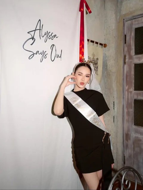 Inspirasi Model Dress Bridal Shower ala Alyssa Daguise