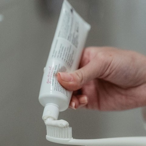 Cara memutihkan gigi dengan menggunakan pasta gigi dan cara untuk memilih produk yang tepat.