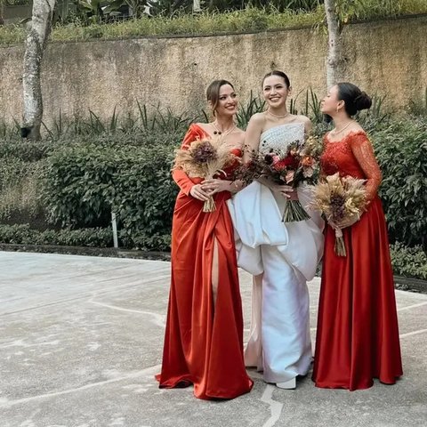 Inspirasi Dress Panjang Belah Samping Nia Ramadhani
