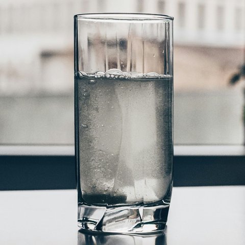Banyak ahli kesehatan merekomendasikan untuk minum air putih sebanyak delapan gelas per hari.