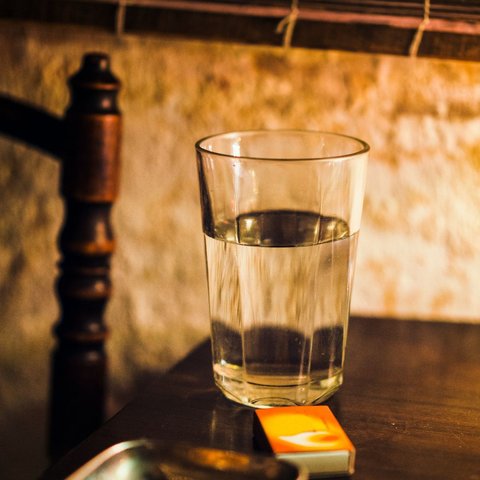 Banyak ahli kesehatan merekomendasikan untuk minum air putih sebanyak delapan gelas per hari.