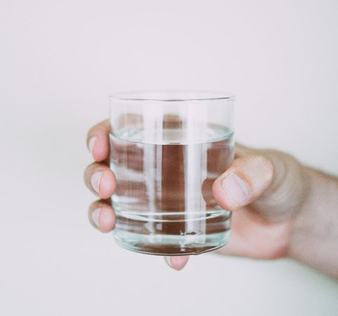 Tak bisa hanya sekadar minum, ada beberapa faktor yang perlu kamu perhatikan ketika meminum air.