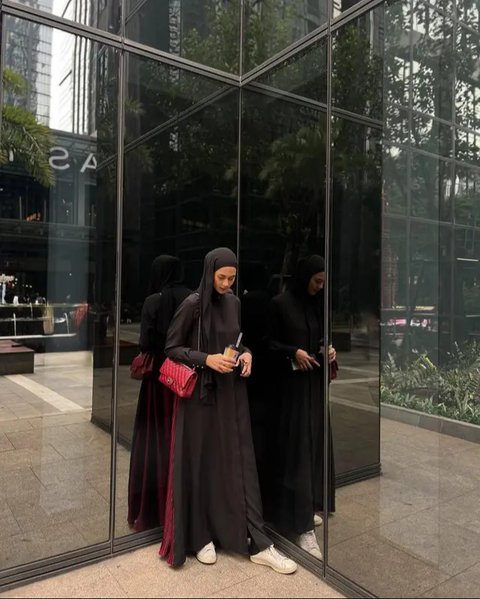 Inspirasi Model Gamis Kekinian ala Paula Verhoeven