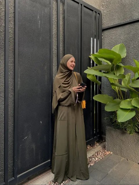 Inspirasi Model Gamis Kekinian ala Paula Verhoeven