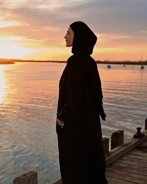 Inspirasi Model Gamis Kekinian ala Paula Verhoeven