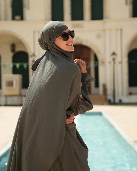 Inspirasi Model Gamis Kekinian ala Paula Verhoeven