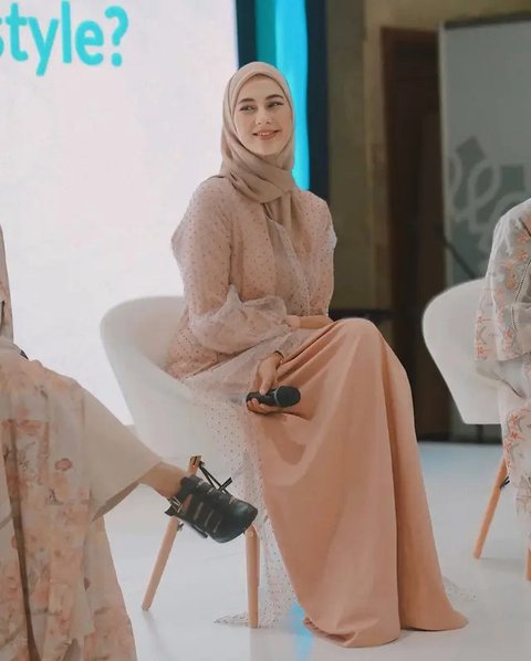 Inspirasi Model Gamis Kekinian ala Paula Verhoeven