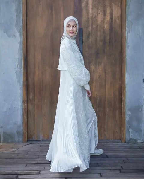 Inspirasi Model Gamis Kekinian ala Paula Verhoeven