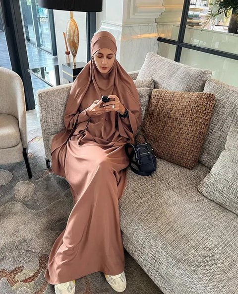 Inspirasi Model Gamis Kekinian ala Paula Verhoeven