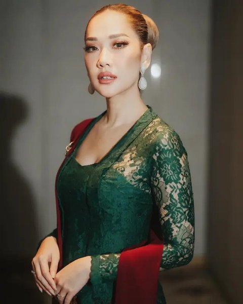 Model Kebaya Modern Pilihan BCL
