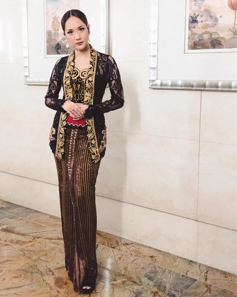 Model Kebaya Modern Pilihan BCL