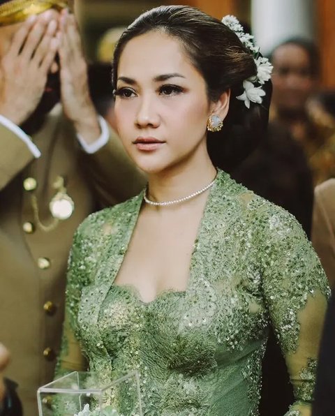 Model Kebaya Modern Pilihan BCL