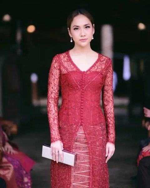 Model Kebaya Modern Pilihan BCL