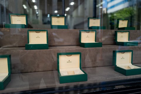 Kotak jam tangan Rolex yang kosong dipajang  sebagai langkah pengamanan dari para penjarah pada sebuah toko  di pusat Los Angeles, Amerika Serikat, (10/06/2025)