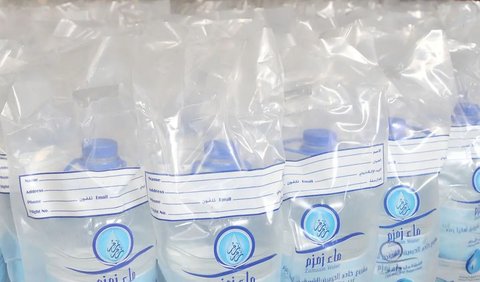 Doa minum air zamzam bahasa Arab, latin, dan arti.