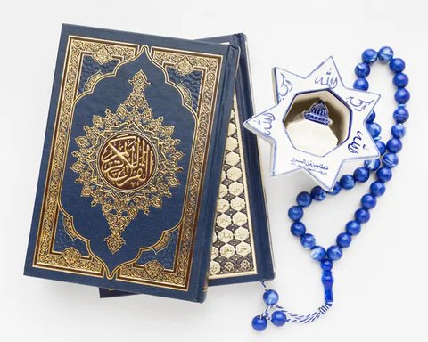 Ilustrasi seorang pria sedang memegang tasbih. (Foto: Shutterstock)