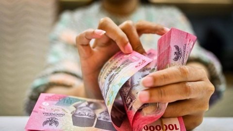 Penguatan nilai tukar rupiah terhadap dolar AS disebabkan oleh pelemahan data ekonomi Amerika Serikat, memicu ekspektasi penurunan suku bunga acuan AS.