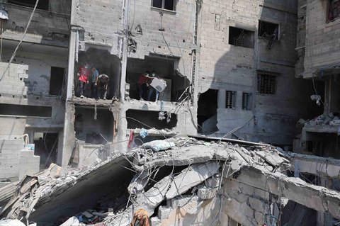 Warga menangis jelang pemakaman warga Gaza yang tewas akibat serangan udara Israel di rumah sakit Al-Shifa, Gaza, Palestina,  Sabtu (07/06/2025).