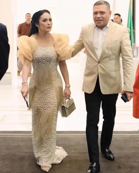 Model Rambut Kris Dayanti saat Menemani Sang Suami di Acara Formal