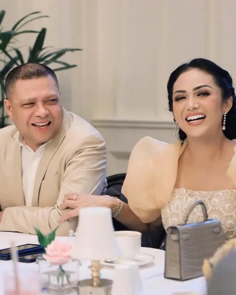 Model Rambut Kris Dayanti saat Menemani Sang Suami di Acara Formal