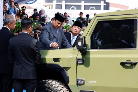 Presiden Indonesia Prabowo Subianto menandatangani kendaraan lapis baja listrik Pandu Maung MV3 buatan Pindad saat pembukaan pameran Indo Defence 2024 Expo and Forum di Jakarta, Selasa (11/06/2025).