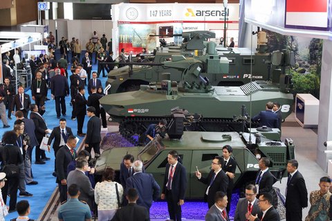 Pengunjung menyaksikan kendaraan taktis militer saat pameran Indo Defence 2024 saat pembukaan pameran Indo Defence 2024 Expo and Forum di Jakarta, Selasa (11/06/2025).